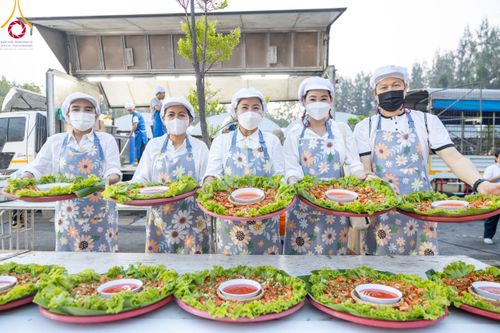 ภาพ No.111000:พิธีถวายภัตตาหารเป็นสังฆทาน แด่คณะพระธรรมยาตราฯ ในโครงการธรรมยาตรา กตัญญูบูชา มหาปูชนียาจารย์ พระมงคลเทพมุนี(สด จนฺทสโร) พระผู้ปราบมาร อนุสรณ์สถาน 7 แห่ง ปีที่ 12 วันที่ 13 มกราคม พ.ศ. 2567 ณ อนุสรณ์สถานมหาวิหารพระมงคลเทพมุนี  (โลตัสแลนด์) อ.สองพี่น้อง จ