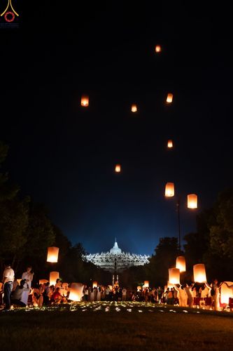 ภาพ No.104207:พิธีจุดประทีป ถวายเป็นพุทธบูชา สามเณรธรรมทายาทชาวอินโดนีเซียกว่า 1,000 รูป ณ มหาเจดีย์บุโรพุทโธ ประเทศอินโดนีเซีย ในวันที่ 23 ธันวาคม พ.ศ. 2566