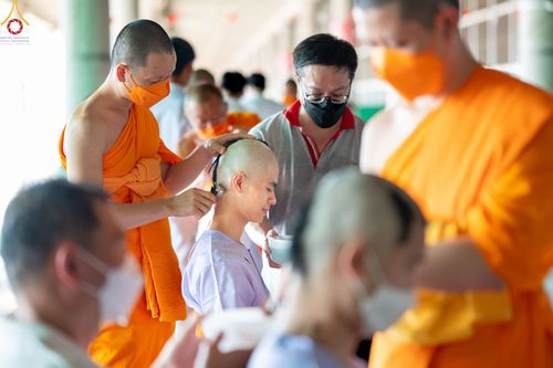 ภาพ No.82515:พิธีปลงผมนาคธรรมทายาท ในโครงการธรรมทายาทระดับอุดมศึกษา รุ่นที่ 50 ภาคฤดูฝน ในวันที่ 10 มิถุนายน พ.ศ. 2566 ณ วัดพระธรรมกาย