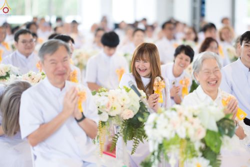 ภาพ No.239388:วันอาทิตย์ที่ 17 สิงหาคม พ.ศ. 2568 พิธีกดปุ่มอัญเชิญรูปเหมือน พระมงคลเทพมุนี (สด จันทสโร)  ณ มหาวิหารแก้วพระมงคลเทพมุนี  ศูนย์ปฏิบัติธรรมแก้วเมืองเลย