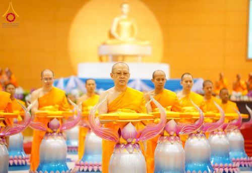 ภาพ No.215703:วันอาทิตย์ต้นเดือนที่ 6 เมษายน พ.ศ. 2568 พิธีทอดผ้าป่าสมทบ เพื่องานถวายมหาสังฆทาน 40,000 กว่าวัดทั่วประเทศ ณ สภาธรรมกายสากล วัดพระธรรมกาย