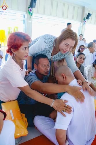 ภาพ No.186452:พิธีตัดปอย ปลงผม เวียนประทักษิณ  มอบบาตรผ้าไตร ขอขมาผู้ปกครอง และพิธีบรรพชาอุปสมบท  โครงการอุปสมบทหมู่บูชาธรรมมหาปูชนียาจารย์  ประจำปี 2567 ณ ศูนย์ปฏิบัติธรรมภาคใต้และวัดคงคาเลียบ อ.บางกล่ำ จ.สงขลา วันอาทิตย์ที่ 8 ธันวาคม พ.ศ. 2567