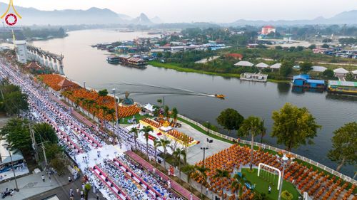 ภาพ No.101814:ตักบาตรพระ 10,000 รูป เติมบุญให้แผ่นดิน เนื่องในโอกาส 192 ปี จังหวัดกาญจนบุรี หนึ่งในโครงการตักบาตรพระ 2,000,000 รูป  77 จังหวัดทุกวัดทั่วไทย วันจันทร์ที่ 11 ธันวาคม พ.ศ. 2566 บริเวณถนนสองแคว (SKY WALK) เมืองกาญจนบุรี