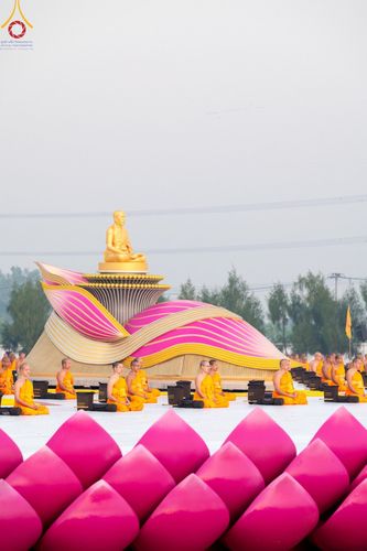 ภาพ No.198601:พระธรรมยาตราปฏิบัติธรรม และถ่ายภาพหมู่ประวัติศาสตร์ ณ อนุสรณ์สถานบางปลา วัดบางปลา อำเภอบางเลน จังหวัดนครปฐม ในโครงการธรรมยาตรา กตัญญูบูชา มหาปูชนียาจารย์ พระมงคลเทพมุนี(สด จนฺทสโร) พระผู้ปราบมาร อนุสรณ์สถาน 7 แห่ง ปีที่ 13 วันที่ 20 มกราคม พ.ศ. 2568