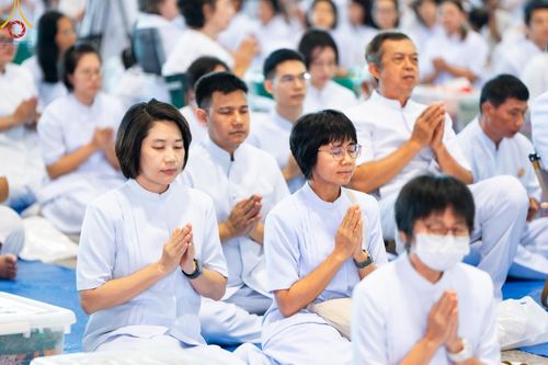 ภาพ No.139060:พิธีตักบาตร , พิธีบูชาข้าวพระ ณ ห้องแก้วสารพัด 1 สภาธรรมกายสากล วัดพระธรรมกาย วันอาทิตย์ต้นเดือนที่ 2 มิถุนายน พ.ศ. 2567