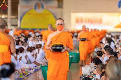 ภาพ No.92107:พิธีตักบาตร ในวันทอดกฐินสามัคคี ประจำปีพุทธศักราช 2566 วันอาทิตย์ต้นเดือนที่ 5 พฤศจิกายน พ.ศ. 2566 ณ สภาธรรมกายสากล วัดพระธรรมกาย จ.ปทุมธานี