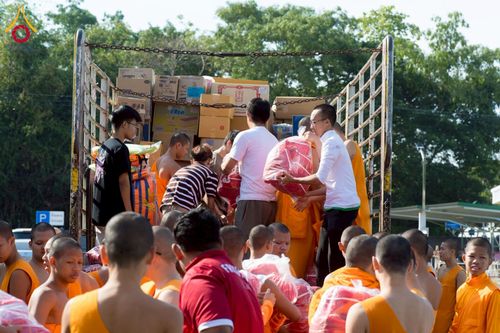 ภาพ No.273671:วันที่ 27 พฤศจิกายน พ.ศ. 2568 คณะศิษยานุศิษย์วัดพระธรรมกาย มูลนิธิธรรมกาย มอบอาหารและสิ่งของความช่วยเหลือให้พี่น้องชาวใต้ ผู้ประสบอุทกภัยน้ำท่วม