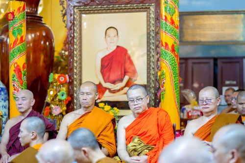 ภาพ No.274107:วันที่ 23 พฤศจิกายน พ.ศ. 2568 ประธานมูลนิธิธรรมกาย ถวายปัจจัยสมทบกฐินแด่ วัดเทียนเวียนเฟื้อกเซิน ศูนย์วิปัสสนาที่มีชื่อเสียง มากกว่า 50 ปีในเวียดนาม