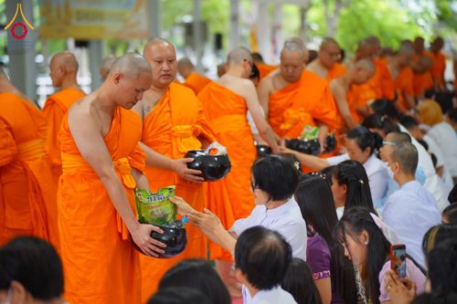 ภาพ No.144277:พิธีตักบาตรพระใหม่  โครงการบรรพชาอุปสมบทหมู่ ธรรมทายาทนานาชาติ (ภาษาจีน) ณ อาคารโถงช้าง วัดพระธรรมกาย วันอาทิตย์ที่ 14 กรกฎาคม พ.ศ. 2567