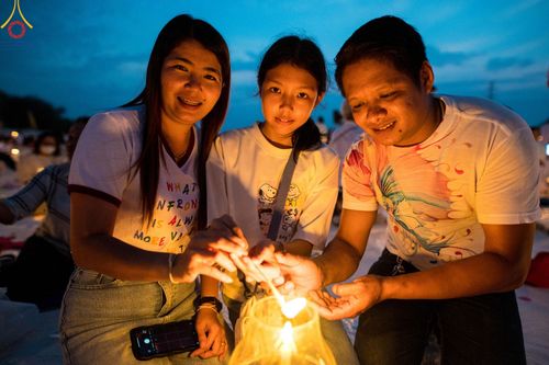 ภาพ No.129601:พิธีจุดประทีป 10,000 ดวง น้อมถวายเป็นพุทธบูชา ณ มหารัตนเจดีย์สิริปทุมสวรรค์ (เจดีย์อริยพุทธะ 5 พระองค์) ศูนย์ปฏิบัติธรรมภาคใต้ อ.บางกล่ำ จ.สงขลา  วันที่ 10 มีนาคม พ.ศ. 2567