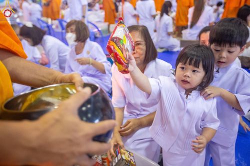 ภาพ No.123014:พิธีตักบาตร และพิธีบูชาข้าวพระ ในวันอาทิตย์ต้นเดือนที่ 4 กุมภาพันธ์ พ.ศ. 2567 ณ วัดพระธรรมกาย จ.ปทุมธานี