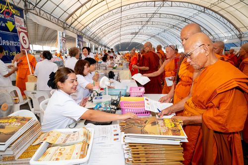 ภาพ No.60312:การต้อนรับพระสังฆาธิการ 10,000 กว่าวัดทั่วประเทศ พิธีมอบปัจจัยช่วยเหลือครู 4 จังหวัดชายแดนภาคใต้ พิธีปฏิบัติธรรม ในวันคุ้มครองโลก วันจันทร์ที่ 22 เมษายน พ.ศ.2567 ณ วัดพระธรรมกาย จ.ปทุมธานี