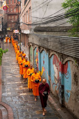 ภาพ No.132532:สามเณรเนปาล บิณฑบาต ย่านทาเมล เมืองกาฐมาณฑุ และเมืองปาฏัน ในโครงการบรรพชา 1,250 รูป ประเทศเนปาล วันที่ 20 มีนาคม พ.ศ. 2567