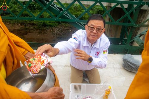 ภาพ No.102013:พิธีตักบาตรพระ 111 รูป ณ สะพานประวัติศาสตร์  อ.ปาย จ.แม่ฮ่องสอน วันอาทิตย์ที่ 10 ธันวาคม พ.ศ. 2566