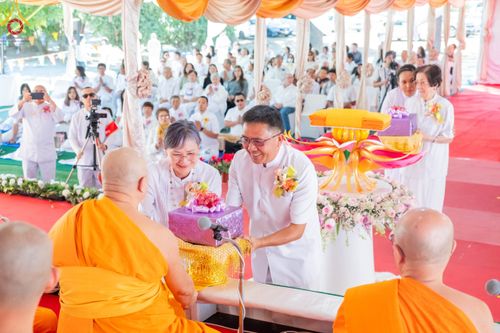 ภาพ No.100319:พิธีทอดกฐินบรมจักรพรรดิ ณ วัดพระธรรมกายแคลิฟอร์เนีย เมืองอาซูซ่า รัฐแคลิฟอร์เนีย ประเทศสหรัฐอเมริกา วันอาทิตย์ที่ 12 พฤศจิกายน พ.ศ. 2566