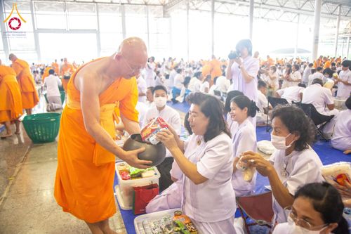 ภาพ No.133817:พิธีตักบาตร ข้าวสารอาหารแห้ง ณ บ้านแก้วเรือนทองคุณยายฯ สภาธรรมกายสากล วัดพระธรรมกาย วันอาทิตย์ต้นเดือนที่ 7 เมษายน พ.ศ. 2567