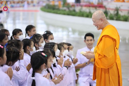 ภาพ No.59943:พิธีเจริญพระพุทธมนต์ "ฉลองอายุวัฒนมงคล 80 ปี หลวงพ่อธัมมชโย" พิธีถวายไทยธรรม คณะสงฆ์ 10,000 กว่าวัดทั่วประเทศ ในวันคุ้มครองโลก วันจันทร์ที่ 22 เมษายน พ.ศ. 2567 ณ สภาธรรมกายสากล วัดพระธรรมกาย จ.ปทุมธานี