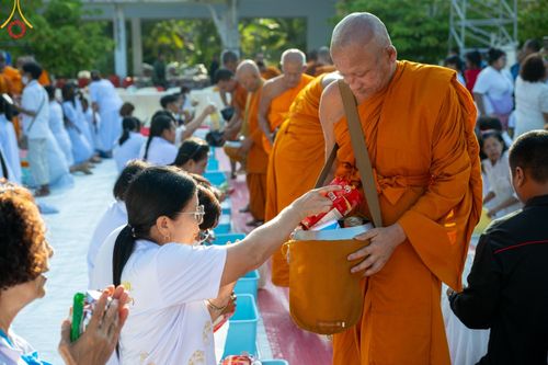 ภาพ No.131810:พิธีถวายสังฆทาน 323 วัด 4 จังหวัดชายแดนภาคใต้ ปีที่ 20 ครั้งที่ 167 และ พิธีมอบกองทุนหนุนแรงใจช่วยครูใต้ ปีที่ 17 ครั้งที่ 132 วันเสาร์ที่ 23 มีนาคม พ.ศ. 2567 ณ วัดมุจลินทวาปีวิหารพระอารามหลวง อ.หนองจิก จ.ปัตตานี