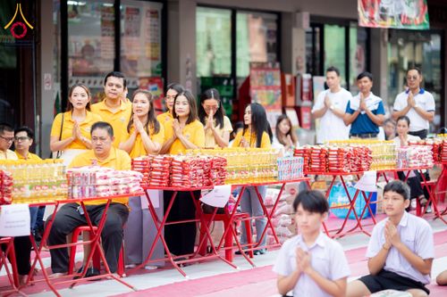 ภาพ No.180284:พิธีทำบุญตักบาตร ข้าวสารอาหารแห้ง แด่คณะสงฆ์ 99 รูป เนื่องในวันพ่อแห่งชาติ ปีที่ 50 ณ ศูนย์การค้าตลาดรังสิต ซ.รังสิต-ปทุมธานี 5 วันที่ 5 ธันวาคม พ.ศ. 2567