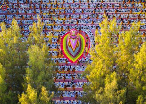 ภาพ No.188755:พิธีต้อนรับพระธรรมยาตรา ในโครงการธรรมยาตรา กตัญญูบูชา มหาปูชนียาจารย์ พระมงคลเทพมุนี(สด จนฺทสโร) พระผู้ปราบมาร อนุสรณ์สถาน 7 แห่ง ปีที่ 13 วันที่ 3 มกราคม พ.ศ. 2568 ณ อนุสรณ์สถานมหาวิหารพระมงคลเทพมุนี (โลตัสแลนด์) อ.สองพี่น้อง จ.สุพรรณบุรี