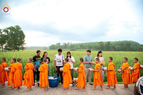 ภาพ No.217932:วันศุกร์ที่ 11 เมษายน พ.ศ. 2568 พระและสามเณร 99 รูป จากศูนย์ปฏิบัติธรรมระยอง(บ้านช่องลม) บิณฑบาต ณ ทุ่งปอเทือง ต.บางบุตร อ.บ้านค่าย จ.ระยอง เพื่อเป็นการฝึกสามเณรภาคฤดูร้อน ผ่านกิจวัตรบิณฑบาตในพื้นที่ชุมชน