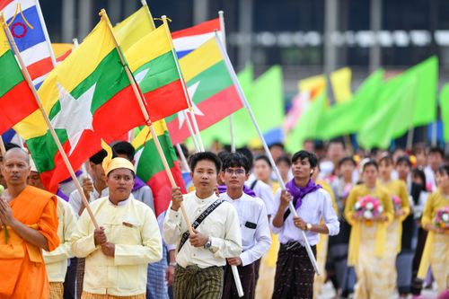 ภาพ No.143671:พิธีถวายผ้าไตร, สวดธรรมจักร, ปฏิบัติธรรม และฟังแสดงพระธรรมเทศนา ภาษาเมียนมา โดยมีสาธุชนชาวเมียนมากว่า 4,000 คน เข้าร่วมพิธี ณ มหารัตนวิหารคด วัดพระธรรมกาย วันอาทิตย์ที่ 7 กรกฎาคม พ.ศ. 2567