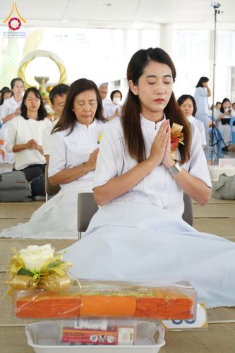 ภาพ No.198057:พิธีถวายภัตตาหารแด่พระภิกษุ สามเณร  บูชาธรรมคุณยายอาจารย์มหารัตนอุบาสิกาจันทร์ ขนนกยูง เนื่องในวาระวันคล้ายวันเกิดครบ 116 ปี วันอาทิตย์ที่ 19 มกราคม พ.ศ. 2568 ณ หอฉันคุณยายอาจารย์ฯ วัดพระธรรมกาย