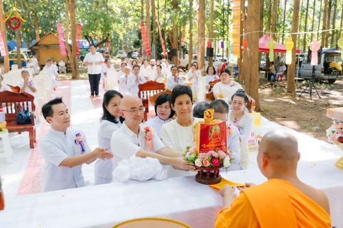ภาพ No.169544:พิธีทอดกฐิน ณ ศูนย์ปฏิบัติธรรมนานาชาติตะวันพร้าว จ.เชียงใหม่ ในโครงการกฐินสามัคคีทั่วไทย 30,000 วัด บูชาธรรม 80 ปี หลวงพ่อธัมมชโย โดยคณะศิษยานุศิษย์วัดพระธรรมกาย วันที่ 25 ตุลาคม พ.ศ. 2567