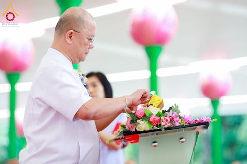 ภาพ No.159091:พิธีทอดผ้าป่าถวายทุนการศึกษาพระภิกษุสามเณรทั่วโลก และ พิธีถวายสังฆทานหนังสือพระไตรปิฏก 80 วัด บูชาธรรม 80 ปี หลวงพ่อธัมมชโย วันเสาร์ที่ 21 กันยายน พ.ศ. 2567 ณ โบสถ์พระไตรปิฏก วัดพระธรรมกาย