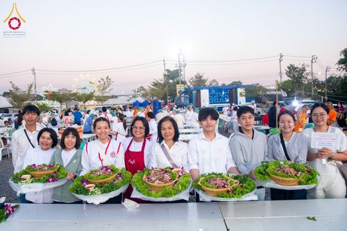 ภาพ No.196912:พิธีถวายภัตตาหารเป็นสังฆทาน แด่พระธรรมยาตรา ณ วัดโบสถ์(บน) ตำบลบางคูเวียง อำเภอบางกรวย จังหวัดนนทบุรี ในโครงการธรรมยาตรา กตัญญูบูชา มหาปูชนียาจารย์ พระมงคลเทพมุนี(สด จนฺทสโร) พระผู้ปราบมาร อนุสรณ์สถาน 7 แห่ง ปีที่ 13 วันที่ 18 มกราคม พ.ศ. 2568