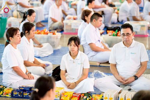 ภาพ No.256765:วันที่ 5 ตุลาคม พ.ศ. 2568 พิธีตักบาตร ข้าวสารอาหารแห้ง ณ บ้านแก้วเรือนทองคุณยายฯ สภาธรรมกายสากล วัดพระธรรมกาย