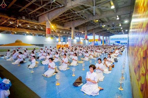 ภาพ No.223957:วันวิสาขบูชา วันอาทิตย์ที่ 11 พฤษภาคม พ.ศ. 2568 พิธีจุดวิสาขประทีป ,  พิธีเวียนประทักษิณรอบพระมหาธรรมกายเจดีย์ , พิธีฉลองชัยสวดมนต์บทธัมมจักกัปปวัตตนสูตร ครบ 7,357,000,000 จบ ณ มหารัตนวิหารคด วัดพระธรรมกาย