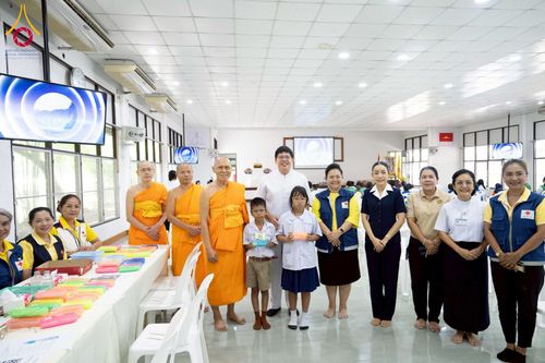 ภาพ No.230342:วันจันทร์ที่ 30 มิถุนายน พ.ศ. 2568 เจ้าอาวาสวัดพระธรรมกาย เยี่ยมอนุโมทนาให้กำลังใจ บุคลากรทางการแพทย์-เจ้าหน้าที่ผู้ปฏิบัติงาน โครงการรถตัดแว่นสายตาเคลื่อนที่สภากาชาดไทย เพื่อเด็กนักเรียนในชนบท พื้นที่จังหวัดปทุมธานี