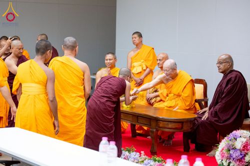 ภาพ No.222708:วันที่ 23 เมษายน พ.ศ. 2568 หลวงพ่อทัตตชีโวต้อนรับคณะสงฆ์เนปาล ณ อาคาร 100 ปี คุณยายมหารัตนอุบาสิกาจันทร์ ขนนกยูง วัดพระธรรมกาย