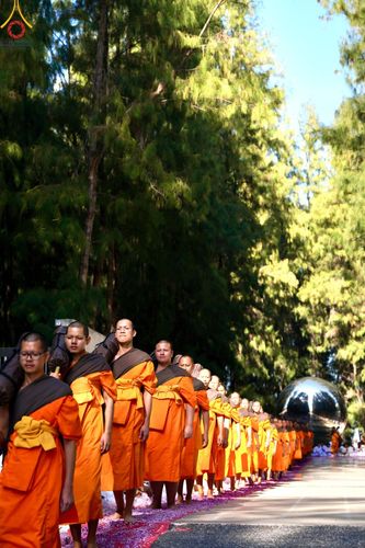 ภาพ No.193253:พิธีต้อนรับพระธรรมยาตรา ณ อนุสรณ์สถาน สถานที่เกิดในเพศสมณะ วัดสองพี่น้อง อำเภอสองพี่น้อง จังหวัดสุพรรณบุรี ในโครงการธรรมยาตรา กตัญญูบูชา มหาปูชนียาจารย์ พระมงคลเทพมุนี(สด จนฺทสโร) พระผู้ปราบมาร อนุสรณ์สถาน 7 แห่ง ปีที่ 13 วันที่ 11 มกราคม พ.ศ. 2568
