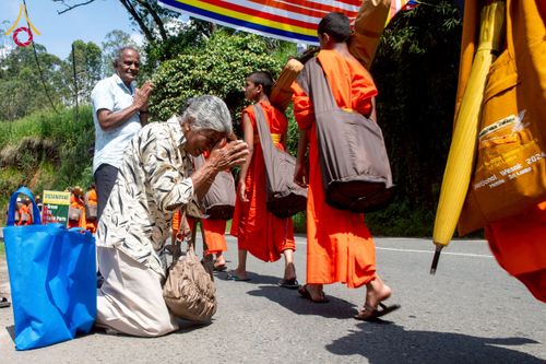ภาพ No.226245:วันที่ 7-10 พฤษภาคม พ.ศ. 2568 โครงการเดินธรรมยาตรา สยาม-ลังกา ธรรมยาตรา ฉลองเทศกาลวิสาขบูชาแห่งชาติ ศรีลังกา บูชาธรรม 81 ปี หลวงพ่อธัมมชโย เมืองนูวราอิลิยา ประเทศศรีลังกา
