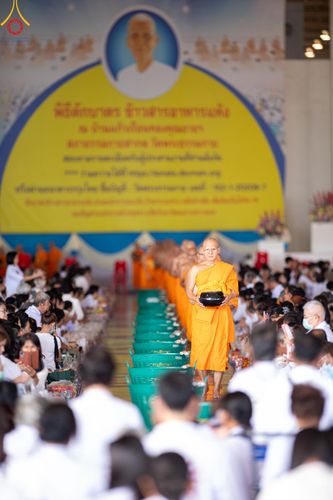 ภาพ No.143389:พิธีตักบาตร ข้าวสารอาหารแห้ง ณ บ้านแก้วเรือนทองคุณยายฯ และ พิธีบูชาข้าวพระ  ณ สภาธรรมกายสากล วัดพระธรรมกาย วันอาทิตย์ที่ 7 กรกฎาคม พ.ศ. 2567