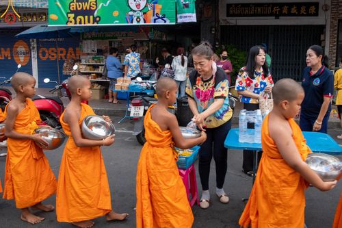 ภาพ No.62044:สามเณรจากศูนย์อบรมเยาวชนสุรินทร์ ออกบิณฑบาต รอบอำเภอเมือง จ.สุรินทร์ ในโครงการบรรพชาสามเณร ฟื้นฟูพระพุทธศาสนาทั่วไทย วันที่ 9 เมษายน พ.ศ. 2567