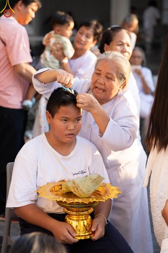 ภาพ No.132895:พิธีตัดปอยผม โครงการหน่อแก้วเปรียญธรรม รุ่นที่ 12 ณ ค่ายจองแชมป์ หมู่กฏิสามเณรเปรียญธรรม วัดพระธรรมกาย วันอาทิตย์ที่ 31 มีนาคม พ.ศ. 2567