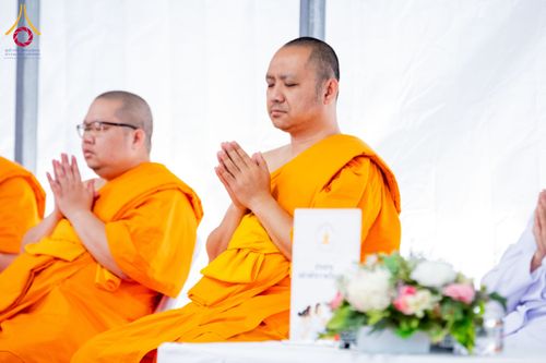 ภาพ No.135465:พิธีเจริญพระพุทธมนต์สมโภช แก้วบรมจักรพรรดิรัตนอนันต์ สถาปนาอาคารปฏิบัติธรรม แก้วธรรมชัยรัตนอนันต์ บูชาธรรมเนื่องในโอกาสอายุวัฒนมงคล 80 ปี หลวงพ่อธัมมชโย (22 เมษายน พ.ศ. 2567) วันพุธที่ 3 เมษายน พ.ศ. 2567 ณ วัดพระธรรมกายเทนเนสซี ประเทศสหรัฐอเมริกา