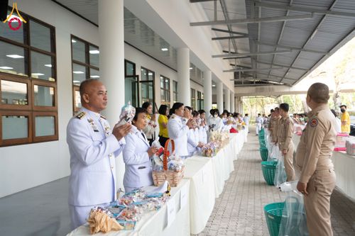 ภาพ No.194754:พิธีเจริญพระพุทธมนต์ และทำบุญตักบาตร ถวายพระราชกุศล แด่พระบาทสมเด็จพระเจ้าอยู่หัว เนื่องในโอกาสพระราชพิธีสมมงคล พระชนมายุเท่าพระบาทสมเด็จพระพุทธยอดฟ้าจุฬาโลกมหาราช สมเด็จพระปฐมบรมกษัตริยาธิราชแห่งพระราชวงศ์จักรี พุทธศักราช 2568 วันที่ 14 มกราคม พ.ศ. 2568