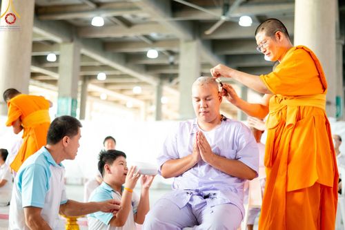ภาพ No.159696:พิธีตัดปอยผมปลงผมนาคธรรมทายาท, พิธีบรรพชาอุปสมบทหมู่ โครงการอุปสมบทหมู่บูชาธรรม 140 ปี พระมงคลเทพมุนี (สด จนฺทสโร) ณ โบสถ์พระไตรปิฏก วัดพระธรรมกาย วันเสาร์ที่ 5 ตุลาคม พ.ศ. 2567