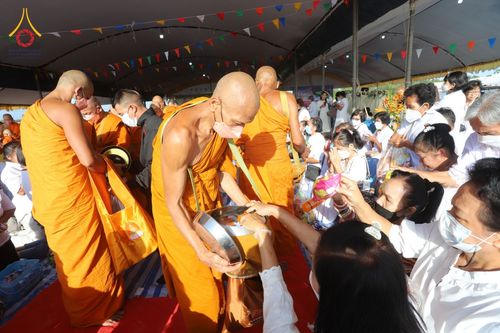 ภาพ No.76188:พิธีกลั่นแผ่นดินสร้างมหาเจดีย์ปัตตานี , พิธีตักบาตรแด่พระภิกษุสงฆ์ 159 รูป ,  พิธีทอดผ้าป่า , พิธีโปรยรัตนชาติ ,  พิธีจุดประทีปถวายเป็นพุทธบูชา ณ ศูนย์อบรมเยาวชนปัตตานี จ.ปัตตานี วันอาทิตย์ที่ 5 กุมภาพันธ์ พ.ศ.2566