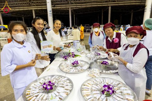 ภาพ No.203668:พิธีถวายภัตตาหารเป็นสังฆทาน แด่พระธรรมยาตรา ณ วัดพระธรรมกาย ตำบลคลองสาม อำเภอคลองหลวง จังหวัดปทุมธานี ในโครงการธรรมยาตรา กตัญญูบูชา มหาปูชนียาจารย์ พระมงคลเทพมุนี(สด จนฺทสโร) พระผู้ปราบมาร อนุสรณ์สถาน 7 แห่ง ปีที่ 13 วันที่ 30 มกราคม พ.ศ. 2568