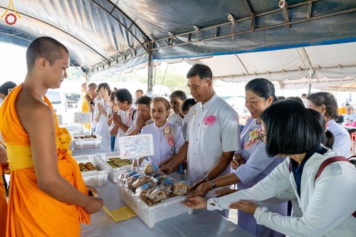 ภาพ No.127760:พิธีถวายภัตตาหารเป็นสังฆทาน แด่คณะพระธรรมยาตราฯ ในโครงการธรรมยาตราอัญเชิญพระบรมสารีริกธาตุ ประดิษฐาน ณ มหารัตนเจดีย์สิริปทุมสวรรค์ อ.บางกล่ำ จ.สงขลา วันที่ 8 มีนาคม พ.ศ. 2567
