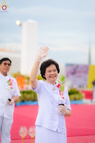 ภาพ No.160417:พิธีปลูกต้นทรัพย์บานชื่น ณ ลานธรรม พระมหาธรรมกายเจดีย์ วัดพระธรรมกาย จ.ปทุมธานี วันพฤหัสบดีที่ 10 ตุลาคม พ.ศ. 2567