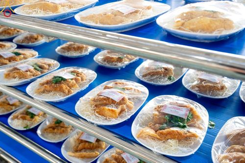 ภาพ No.205677:พิธีสวดพระพุทธมนต์ และถวายภัตตาหารเมนูสวรรค์แด่พระภิกษุ สามเณร วันจันทร์ที่ 3 กุมภาพันธ์ พ.ศ. 2568 ณ หอฉันคุณยายอาจารย์ฯ วัดพระธรรมกาย