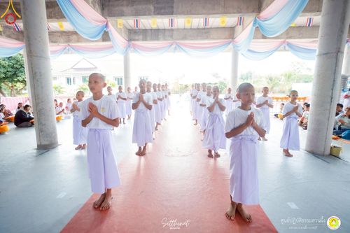 ภาพ No.215948:วันพฤหัสบดีที่ 3 เมษายน พ.ศ. 2568 พิธีบรรพชาสามเณร ภาคฤดูร้อน รุ่นที่ 15  บูชาธรรมหลวงพ่อธัมมชโย 81 ปี 81 รูป ณ ศูนย์ปฏิบัติธรรมสวนผึ้ง จ.ราชบุรี