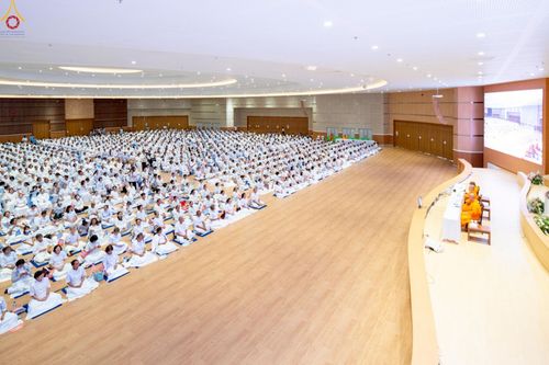 ภาพ No.239891:วันที่ ๒๒ - ๒๔ สิงหาคม พ.ศ. ๒๕๖๘ สัมมนารวมใจผู้นำบุญ บูชาธรรม ๘๑ ปี หลวงพ่อธัมมชโย กฐินสามัคคีทั่วไทย ๓๐,๐๐๐ วัด โครงการอุปสมบทบูชาธรรมมหาปูชนียาจารย์ ๓,๐๐๐ รูป รุ่นที่ ๑