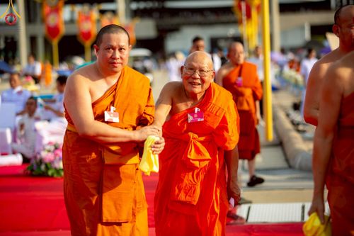 ภาพ No.221555:วันอังคารที่ 22 เมษายน พ.ศ. 2568 ภาพพิธีถวายมหาสังฆทานคณะสงฆ์ 40,000 กว่าวัดทั่วประเทศ เนื่องในวันคุ้มครองโลก ชุดที่ 2 (ปลื้มให้สมการรอคอย) ณ ลานธรรมพระมหาธรรมกายเจดีย์ วัดพระธรรมกาย